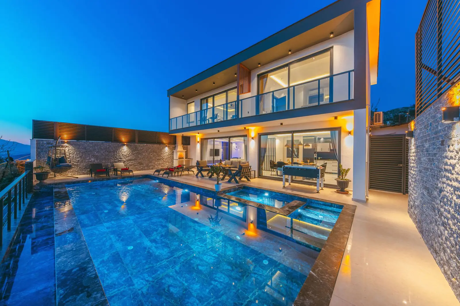 A family house arranged around water, so every room has a second view.